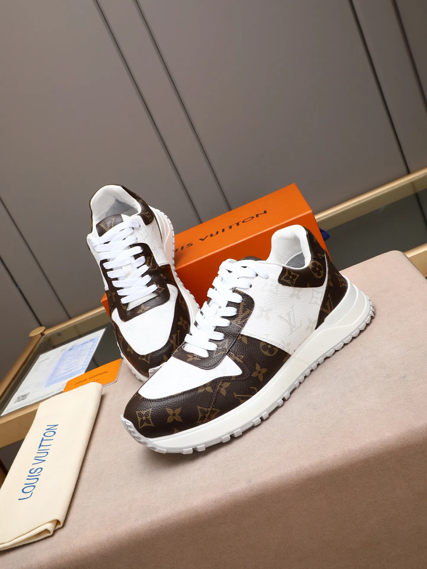 Men's Shoes 💰660 L The Run Away Maxi sneaker debuts in the 2025 collection and continues the iconic design of the Run Away sneaker. The smooth cowhide leather upper features contrasting LV lettering and Vuitton logos, and a lightweight rubber wedge outsole evokes running shoe construction. High level of comfort. Looks good, wears well and matches well. Worth buying! 7 color selection size: 39-44 (45 customized)